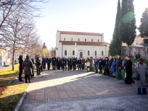 zs-si_spomen_ploca_drnis_06_12_2025_01