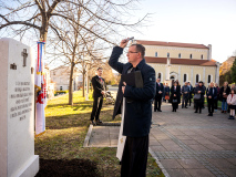 zs-si_spomen_ploca_drnis_06_12_2025_04