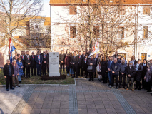 zs-si_spomen_ploca_drnis_06_12_2025_06