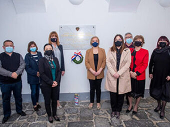 Odavanje počasti pred spomen pločom Ani Katarini i Petru Zrinskom, Karlovac, 30. travnja 2021.