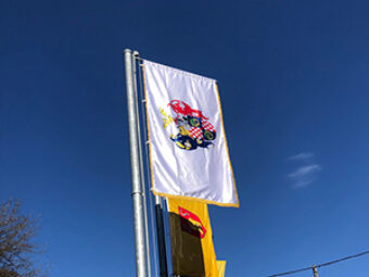 Nova zastava Družbe ispred Starog grada Ozlja, Ozalj, 25. veljače 2022.