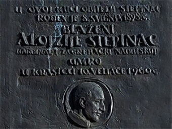 Polaganje vijenca na rodnoj kući blaženog kardinala Alojzija Stepinca, Brezarić – Krašić, 10. veljače 2022.