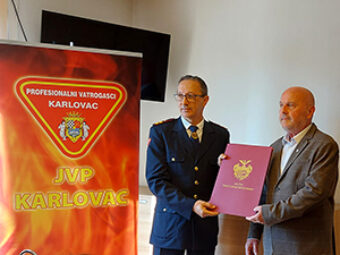 Uručena Zahvalnica zapovjedniku Javne vatrogasne postrojbe Grada Karlovca Miroslavu Rade, Karlovac, 4. svibnja 2022.