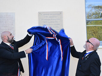 Realiziran Družbin 4. projekt obilježavanja 1100. obljetnice Hrvatskoga Kraljevstva, postavljanjem i svečanim otkrivanjem prigodne spomen-ploče na sportskoj dvorani Gimnastičkog kluba Sokol Karlovac – Sokolski dom, Karlovac, 3. listopada 2025.